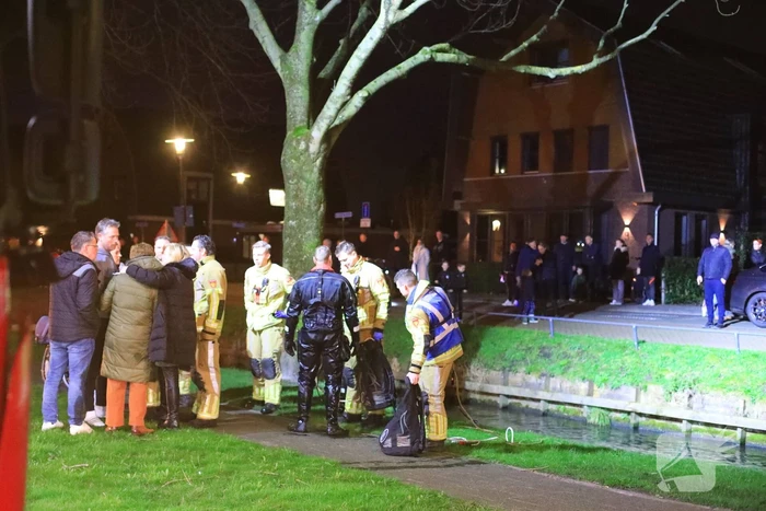 Persoon door omstanders uit water gered