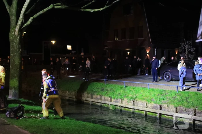 Persoon door omstanders uit water gered