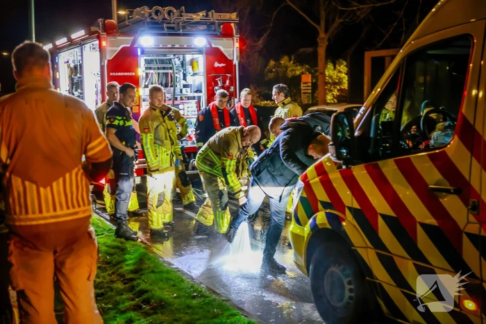 Persoon door omstanders uit water gered