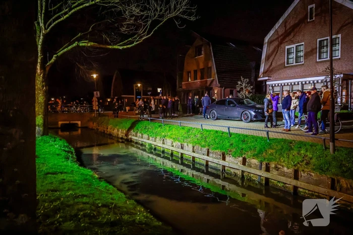 Persoon door omstanders uit water gered
