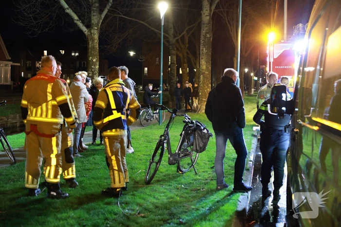 Persoon door omstanders uit water gered