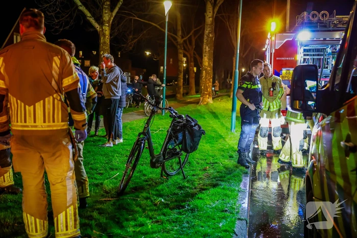 Persoon door omstanders uit water gered