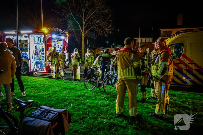 Persoon door omstanders uit water gered