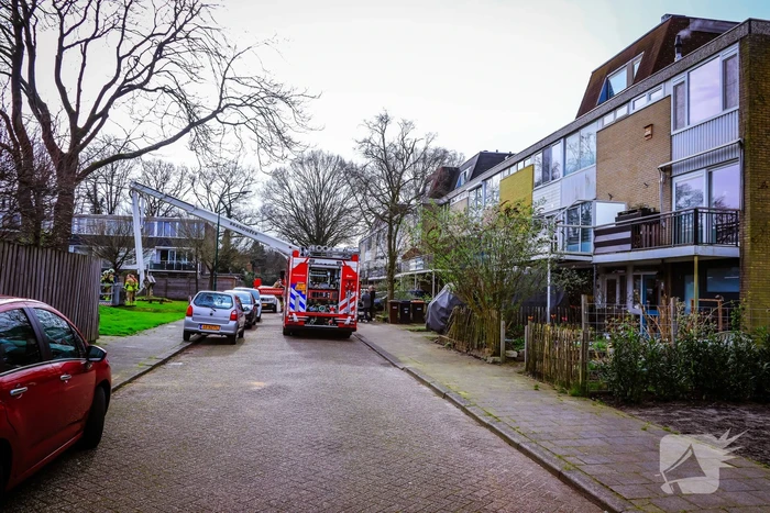Brandweer veegt schoorsteen na brand