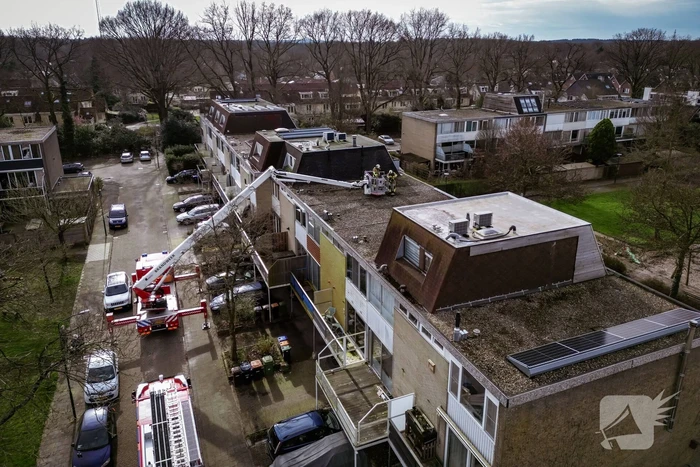 Brandweer veegt schoorsteen na brand