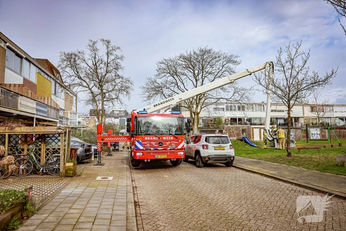 Brandweer veegt schoorsteen na brand