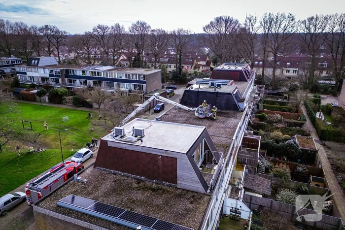 Brandweer veegt schoorsteen na brand