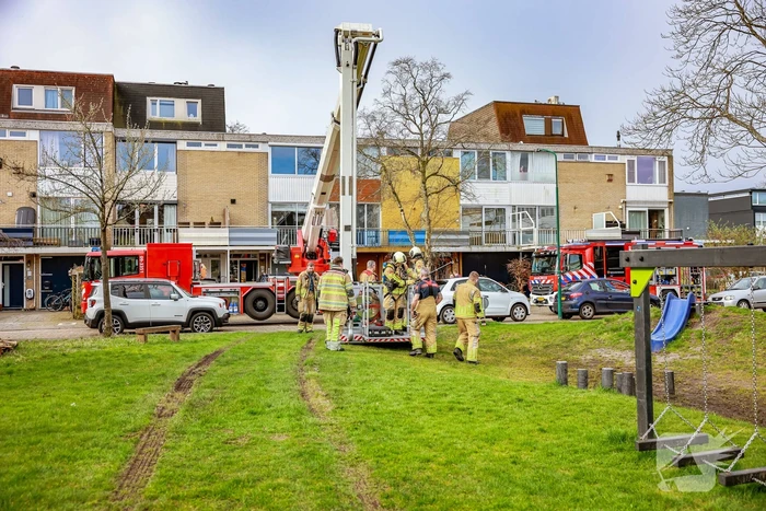 Brandweer veegt schoorsteen na brand