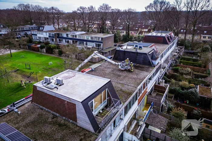 Brandweer veegt schoorsteen na brand