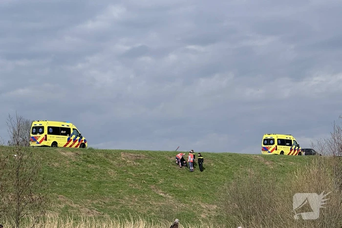 Automobilist belandt in sloot onderaan talud
