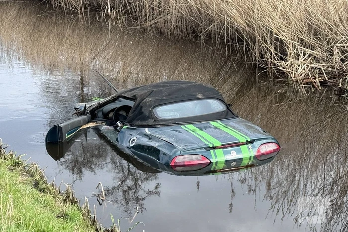 Automobilist belandt in sloot onderaan talud