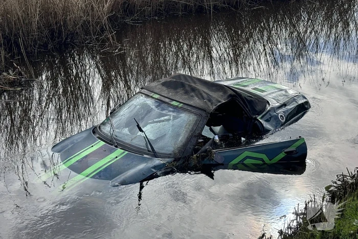 Automobilist belandt in sloot onderaan talud