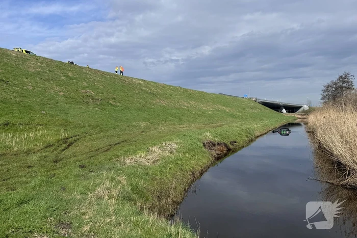 Automobilist belandt in sloot onderaan talud