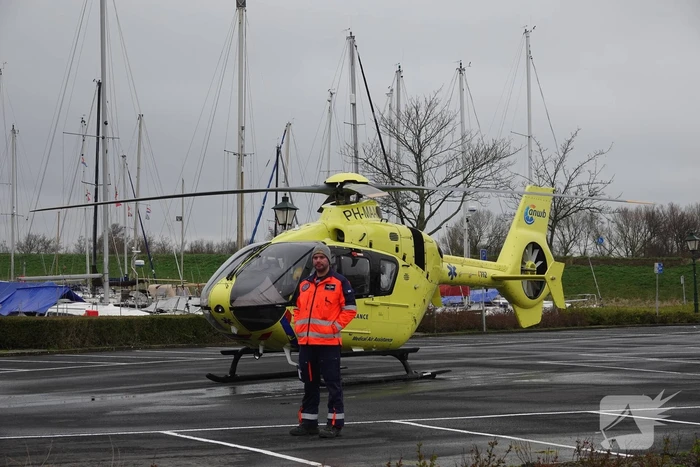 Traumahelikopter landt voor medische noodsituatie met kindje