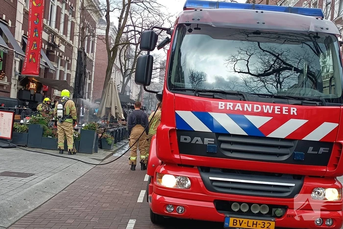 Parasol vat vlam op terras van café