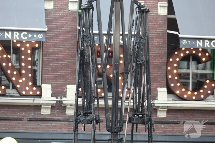 Parasol vat vlam op terras van café