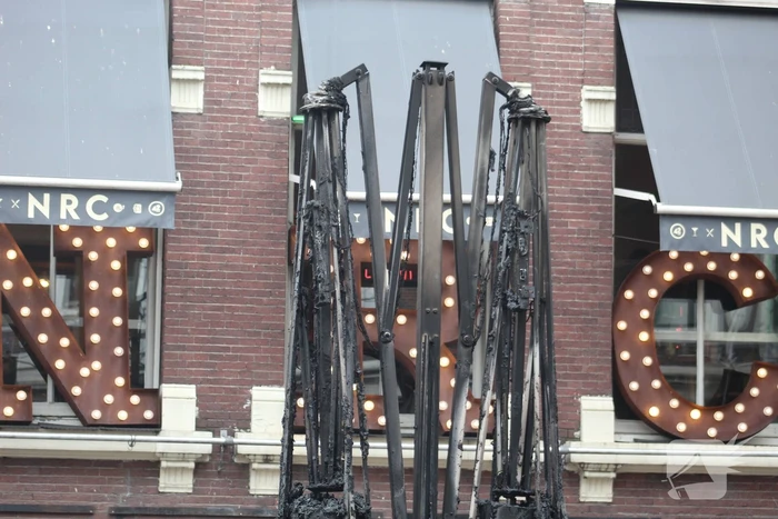 Parasol vat vlam op terras van café