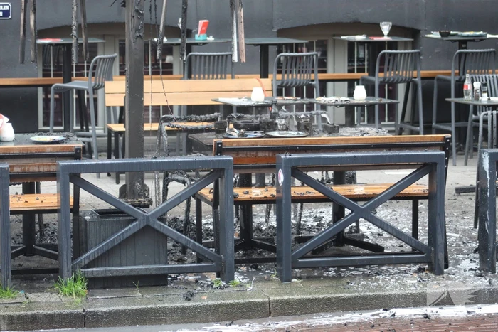 Parasol vat vlam op terras van café