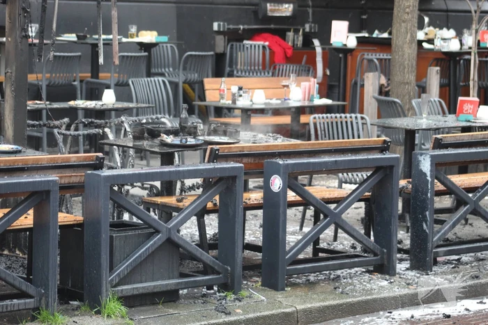Parasol vat vlam op terras van café