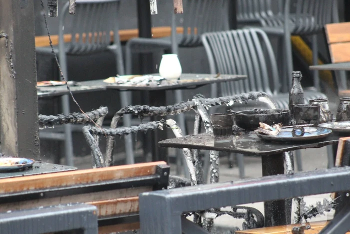 Parasol vat vlam op terras van café