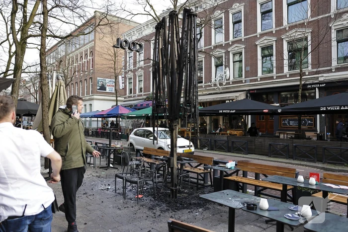 Parasol vat vlam op terras van café