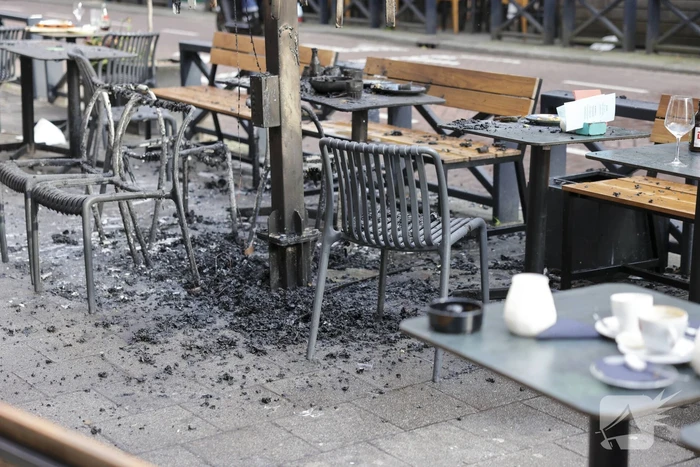 Parasol vat vlam op terras van café