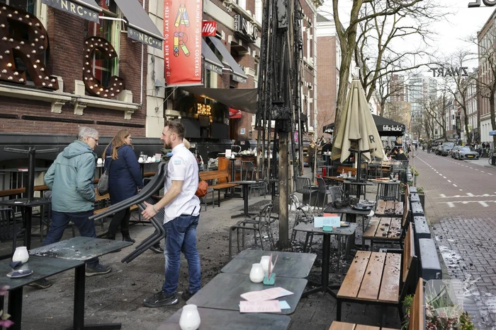 Parasol vat vlam op terras van café