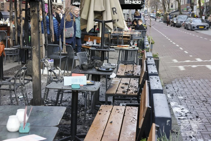 Parasol vat vlam op terras van café