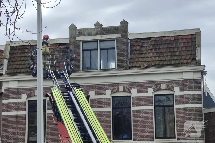 Brandweer ingezet voor losliggende dakpannen