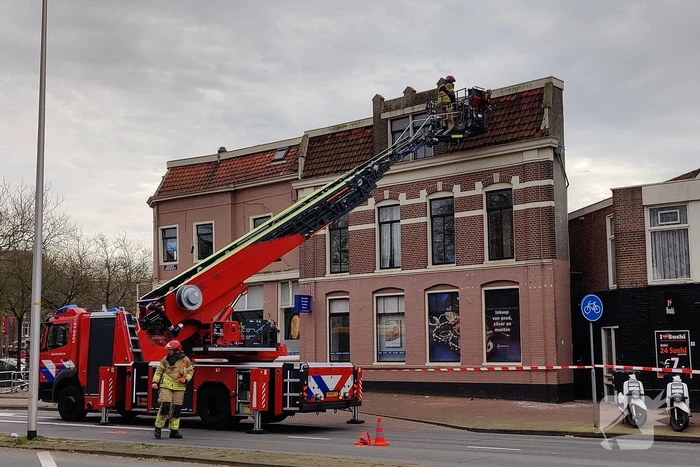 Brandweer ingezet voor losliggende dakpannen
