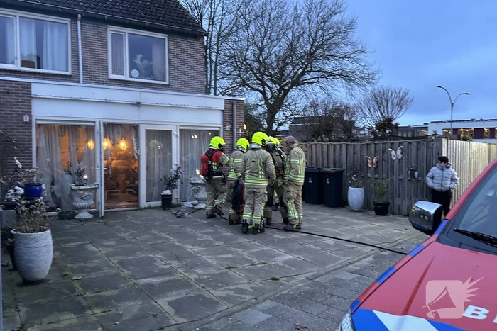 Gordijnen vatten vlam in woning