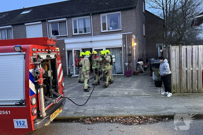 Gordijnen vatten vlam in woning