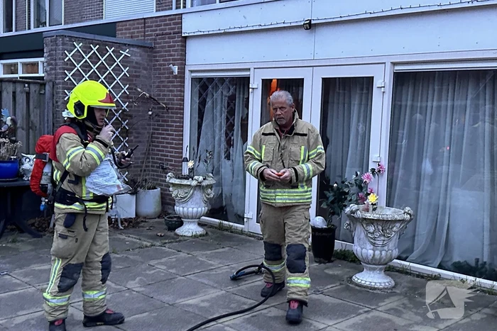 Gordijnen vatten vlam in woning