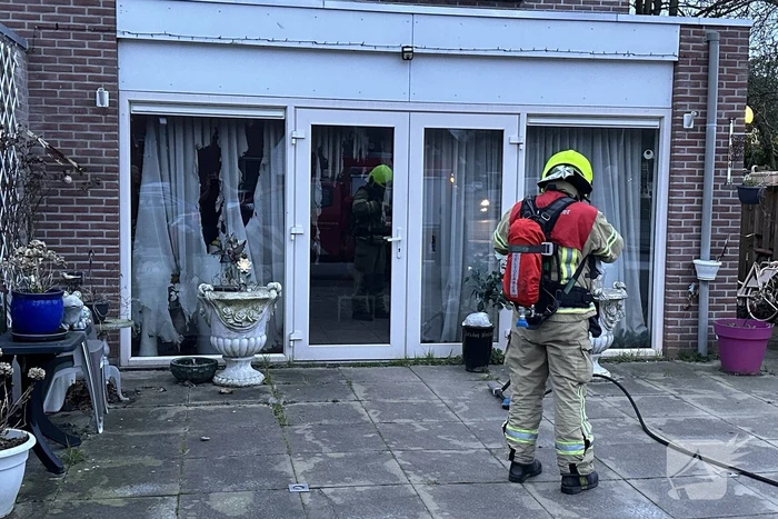 Gordijnen vatten vlam in woning