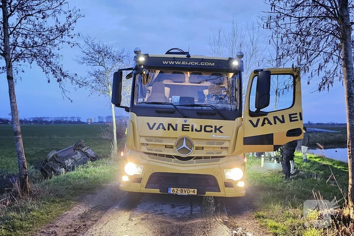 Proefrit eindigd ondersteboven in sloot
