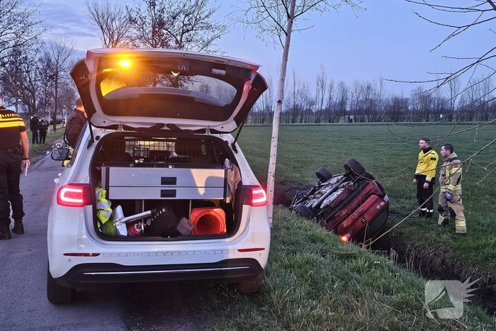 Proefrit eindigd ondersteboven in sloot