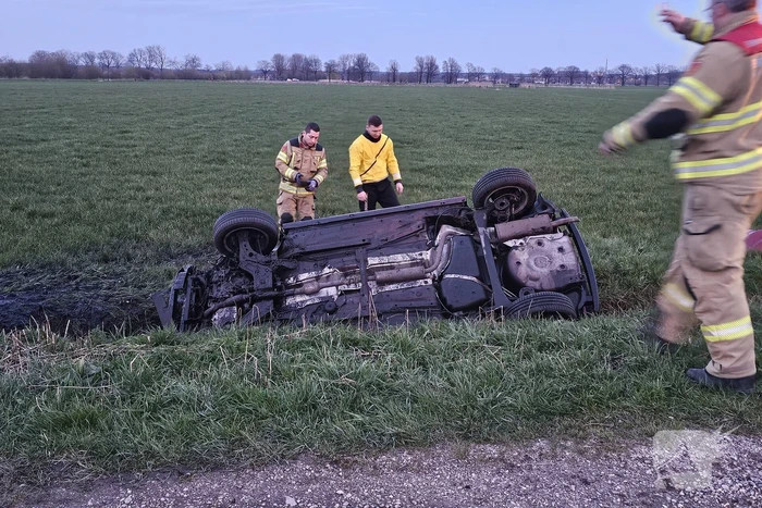 Proefrit eindigd ondersteboven in sloot