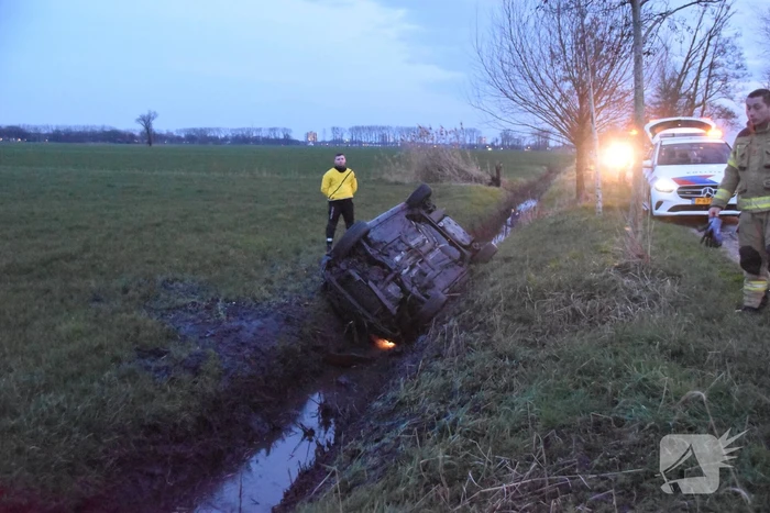 Proefrit eindigd ondersteboven in sloot