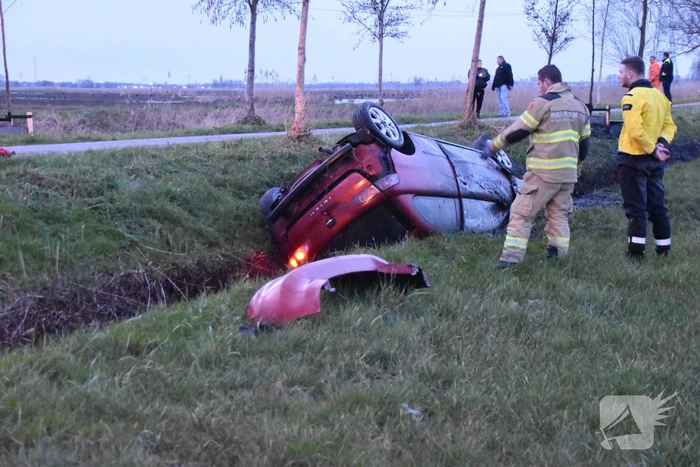 Proefrit eindigd ondersteboven in sloot