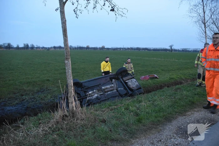 Proefrit eindigd ondersteboven in sloot