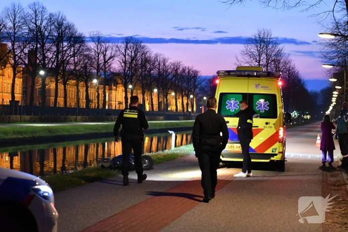 Scooterrijder belandt in water na ongeval