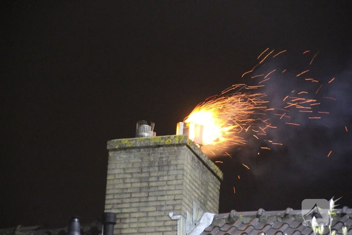 Flinke rookontwikkeling bij brand in schoorsteen