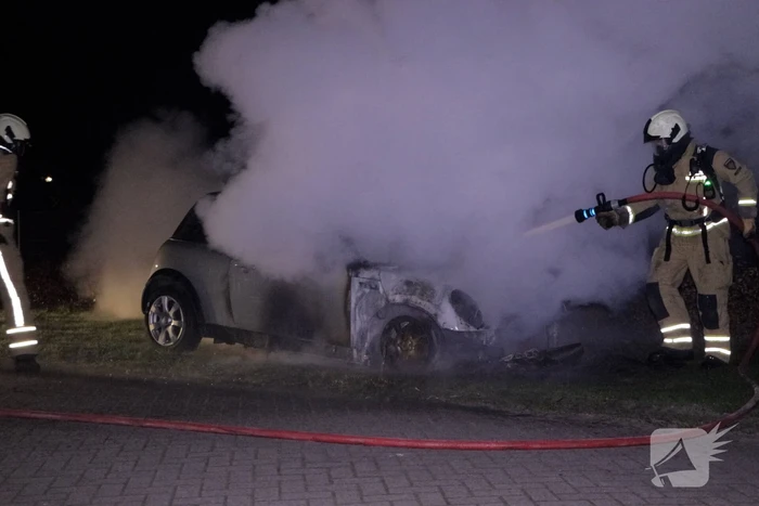 Auto brandt volledig uit