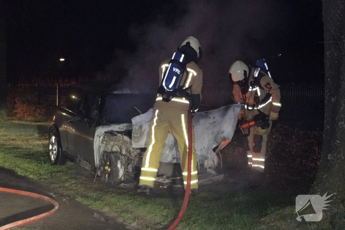 Auto brandt volledig uit