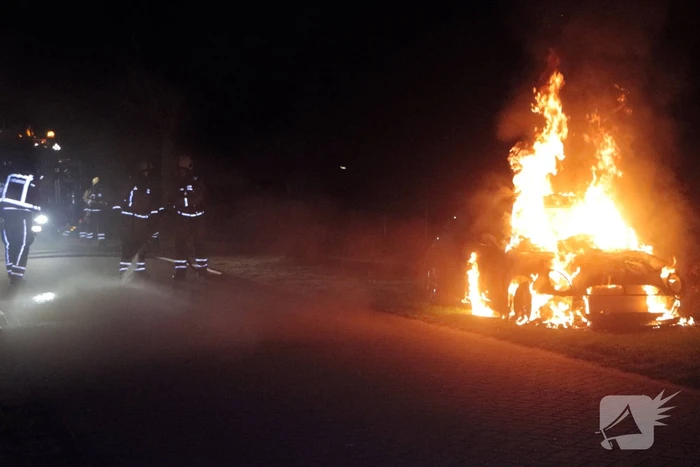 Auto brandt volledig uit