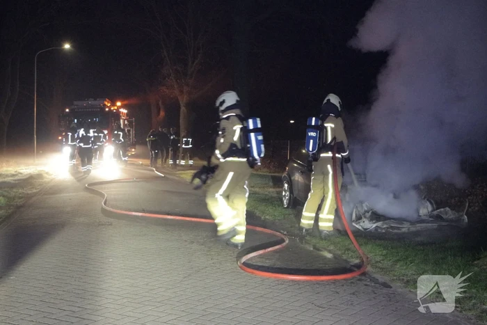 Auto brandt volledig uit