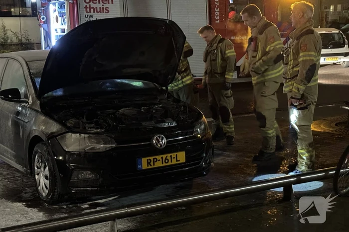 Brandweer blust brand onder motorkap