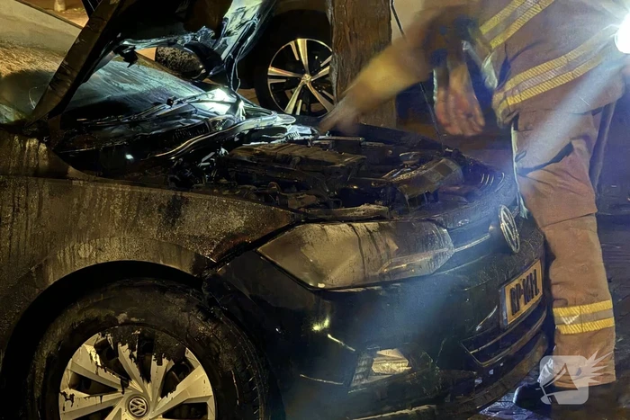 Brandweer blust brand onder motorkap