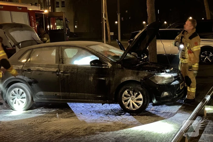 Brandweer blust brand onder motorkap