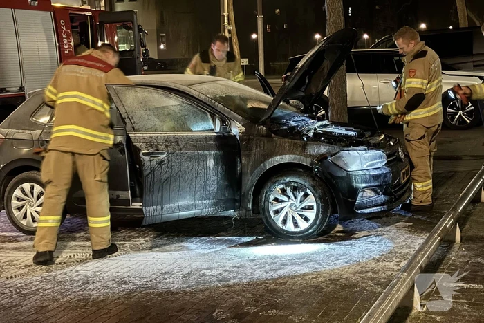 Brandweer blust brand onder motorkap